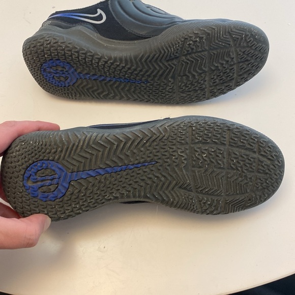 Nike Boys Indoor soccer shoes size 2.5 - Picture 2 of 5